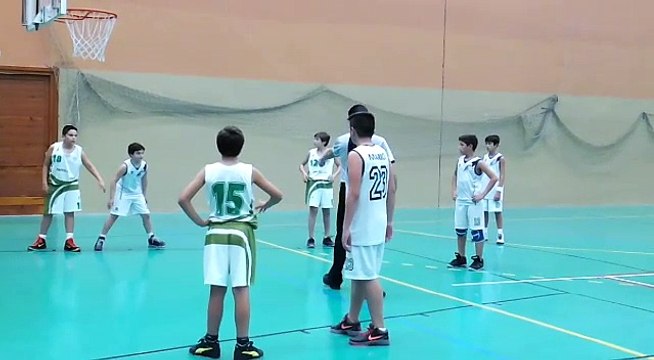 QUIQUE EN LA LÍNEA DE TIROS LIBRES.