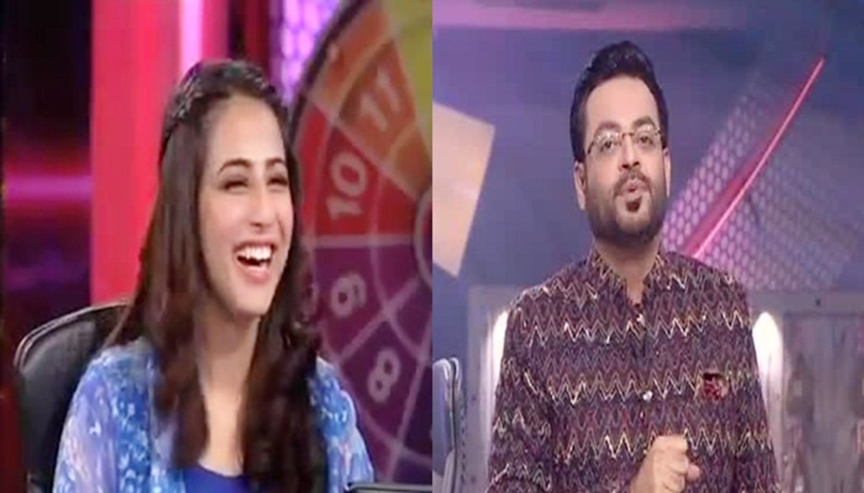 Aamir Liaquat Hussain Flirting With Ushna Shah In Inaam Ghar