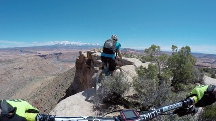 Ils font du VTT au bord d’une falaise, et se filment à l’aide d’une GoPro !