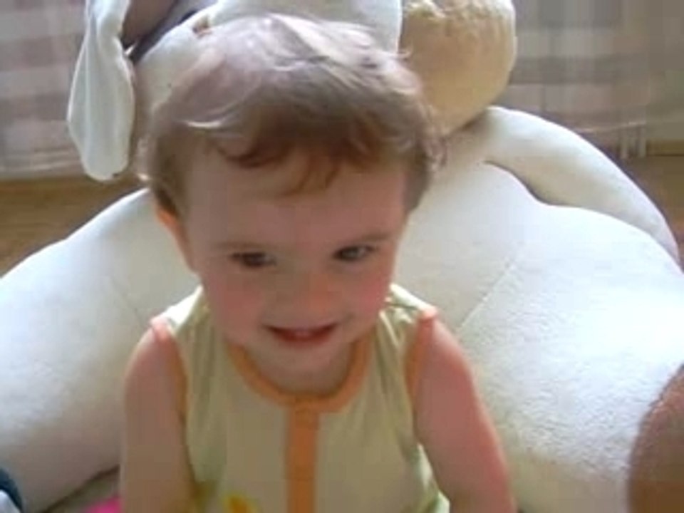 Bébé est plié de rire !!