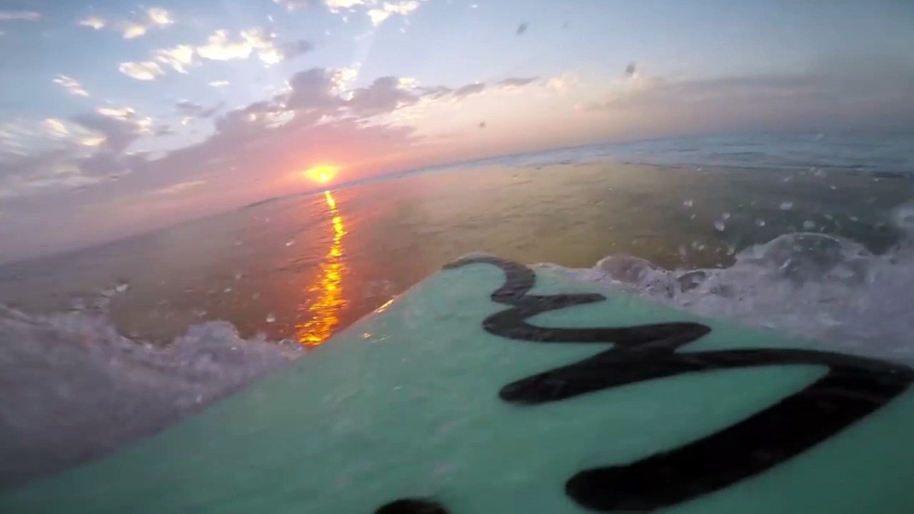 2 minutes de surf en caméra embarquée pendant un coucher de soleil