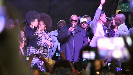 Скачать видео: Stevie Wonders a réuni des milliers de personnes pour faire hommage à Prince