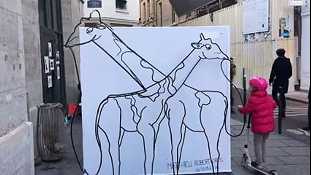 Une girafe se transforme en éléphant... Oeuvre d'art magique
