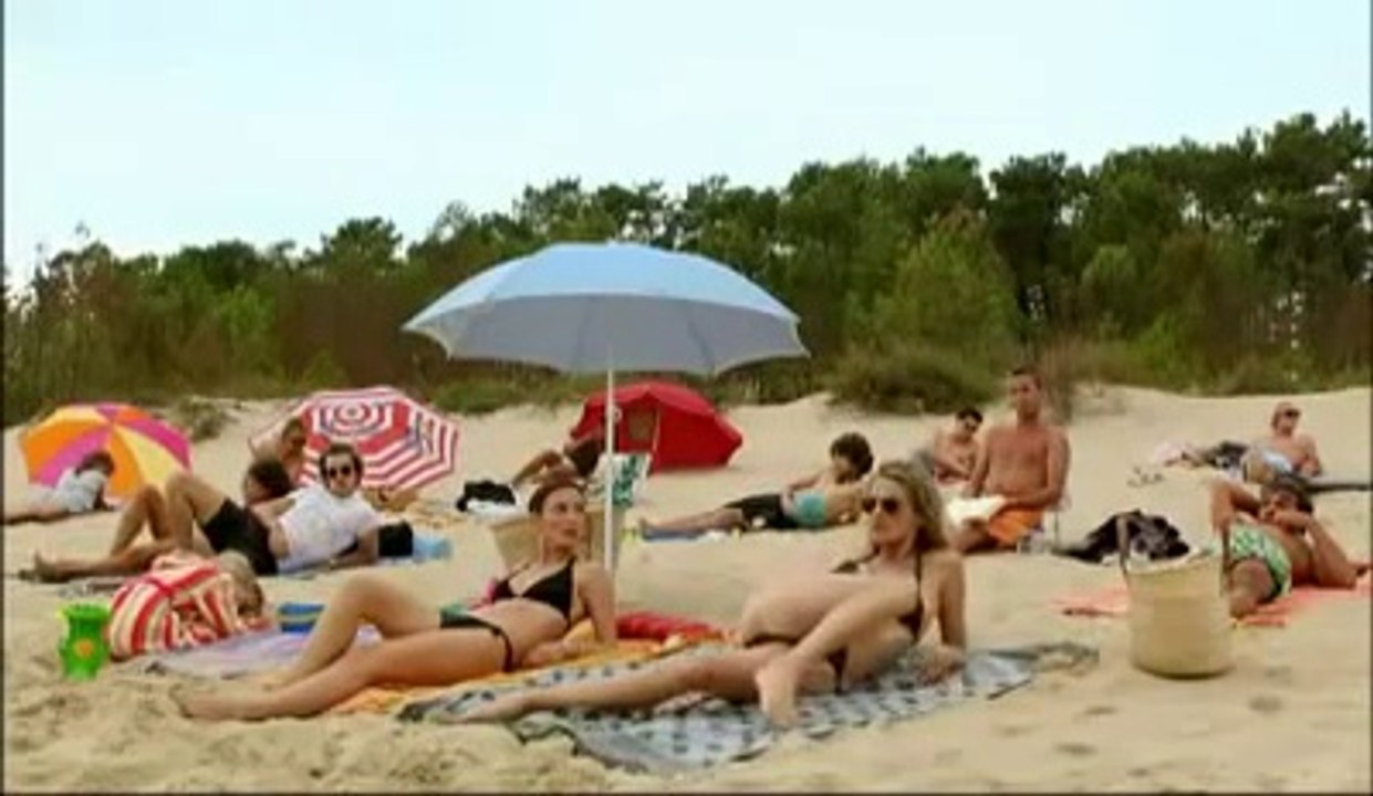 FEMME SEXY   AVEC PATES DES SABLE