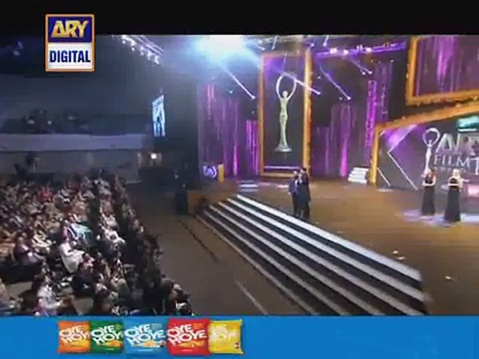 Ahmed Ali Butt & Hamza Ali Abbasi Making Fun of Qandeel Baloch - Ary Film Awards 2016
