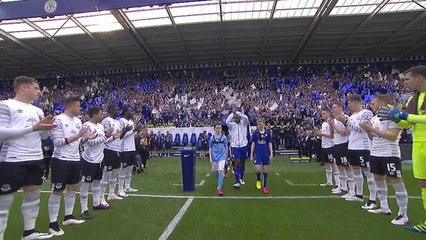 Premier League - 37ème journée - La haie d'honneur des joueurs d'Everton au nouveau champion