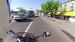 Un Motocycliste abandonne sa moto pour stopper un voleur en plein trafic