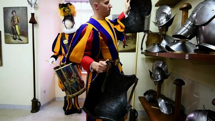 عناصر جدد من الحرس السويسري الخاص بالفاتيكان يؤدون القسم الرسمي