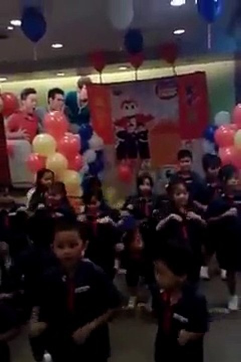 JOLLY Chicken dance - Jollibee MiniManager Camp 2016