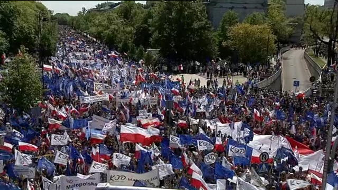 Pologne : 240.000 manifestants contre le gouvernement à Varsovie - Le 07/05/2016 à 22h50