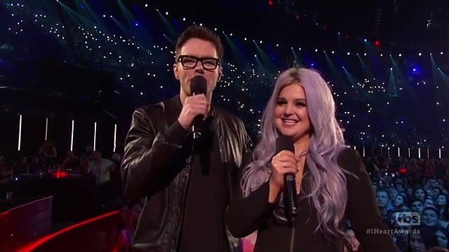 Demi Lovato, Brad Paisley on guitar Stone Cold iHeartRadio Music Awards 2016 Troll