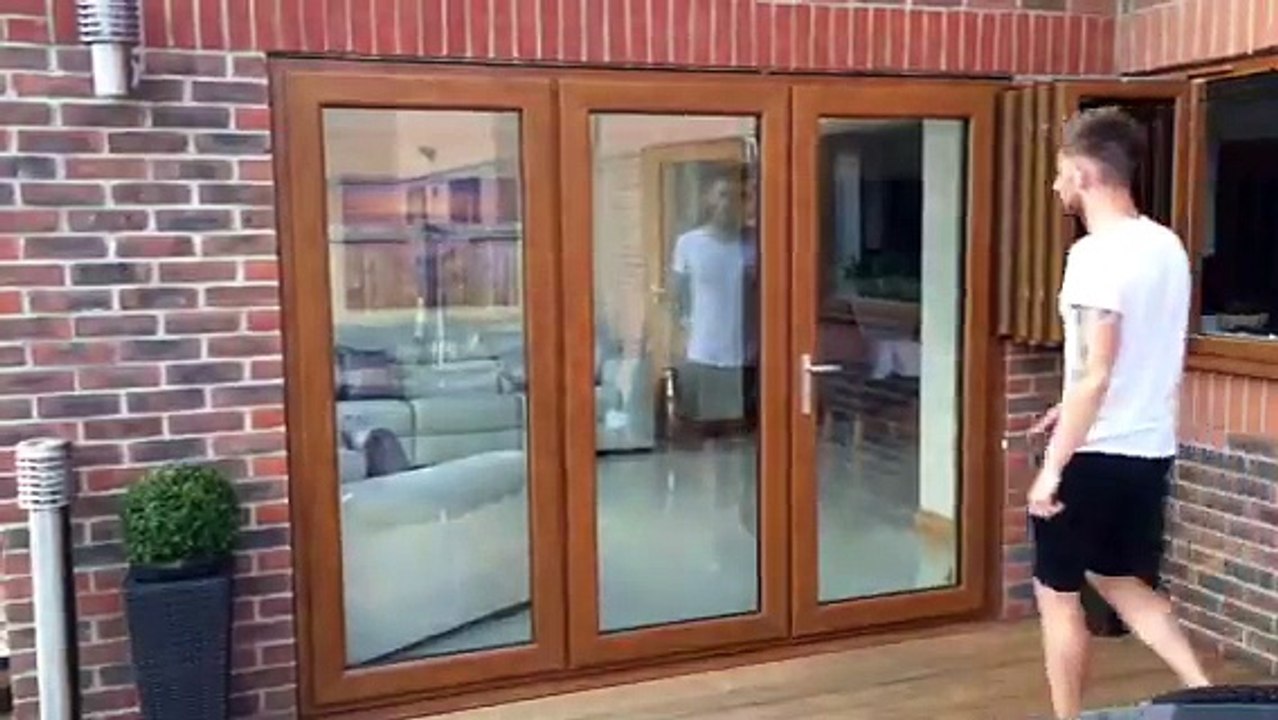 Cửa đi xếp trượt màu vân gỗ