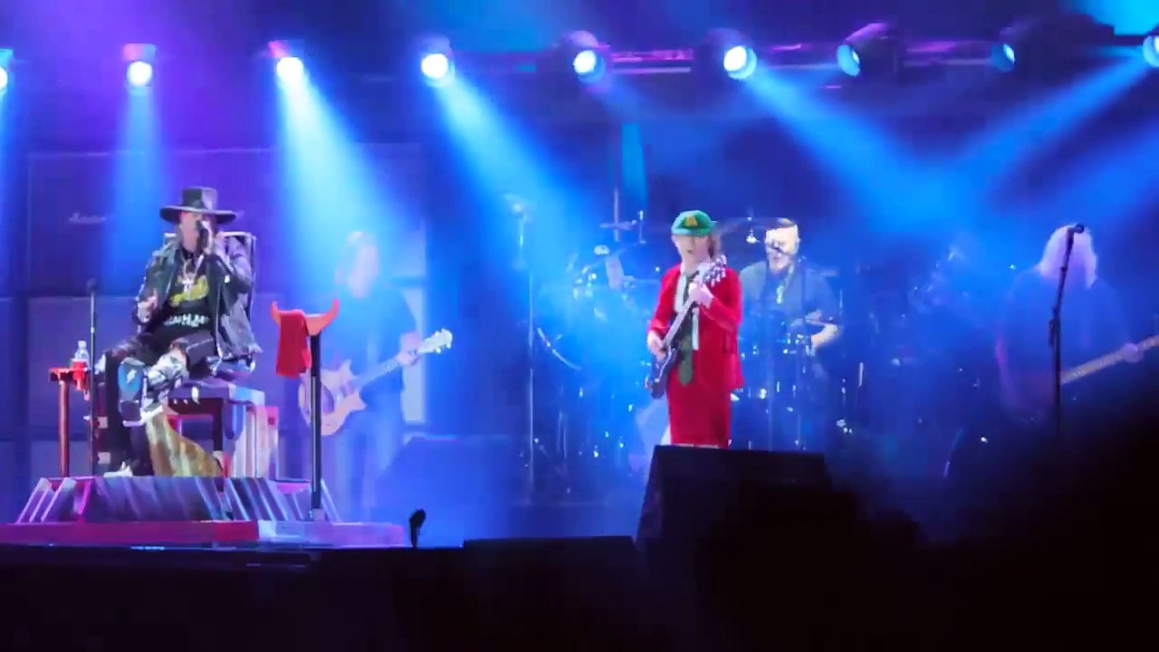 AC/DC & Axl Rose - Shoot To Thrill - LIVE in Lisbon 7.05.2016 HD