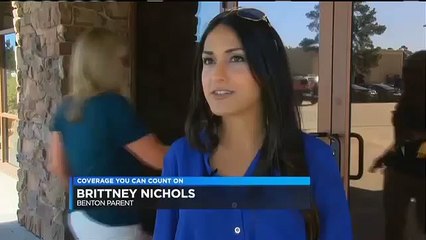 La maman se rend à la garderie et annonce une nouvelle à la gardienne qui fond en larmes.