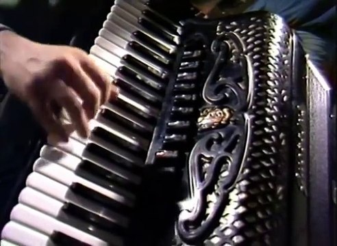 Semsa Suljakovic i Juzni Vetar - Razbio si casu (Official Video)