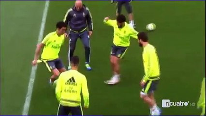 Zinedine Zidane, como uno más, da clases de elegancia a los jugadores en un rondo