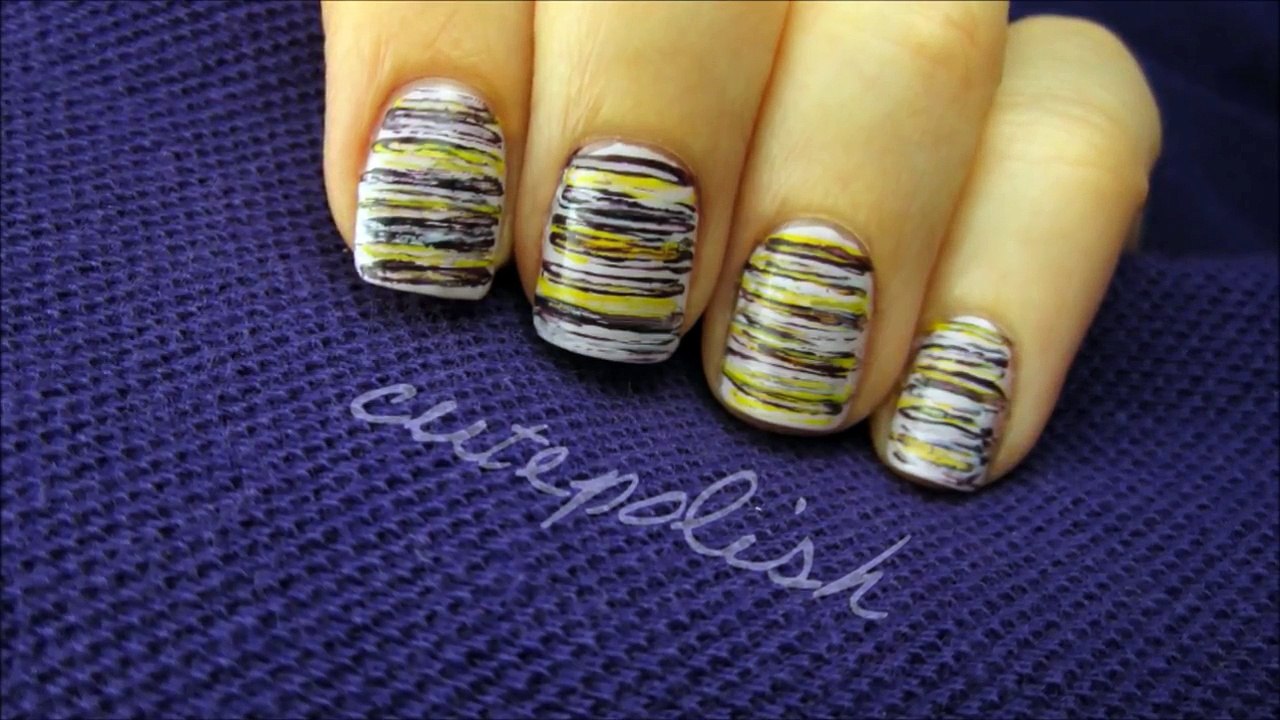 Elle met du vernis à ongles sur un porte-soie dentaire. Et ensuite? Le résultat est absolument génial!