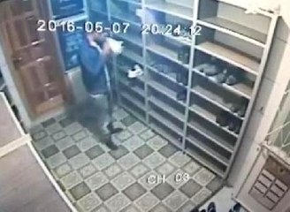 Camideki Spor Ayakkabıyı Koklayıp Çaldı