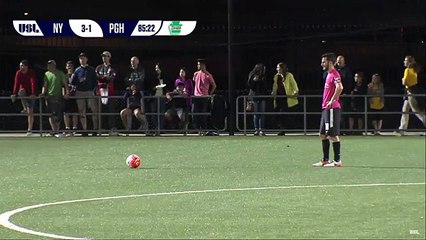 Romeo Parkes frappe Karl Ouimette par derrière sous les yeux de l'arbitre