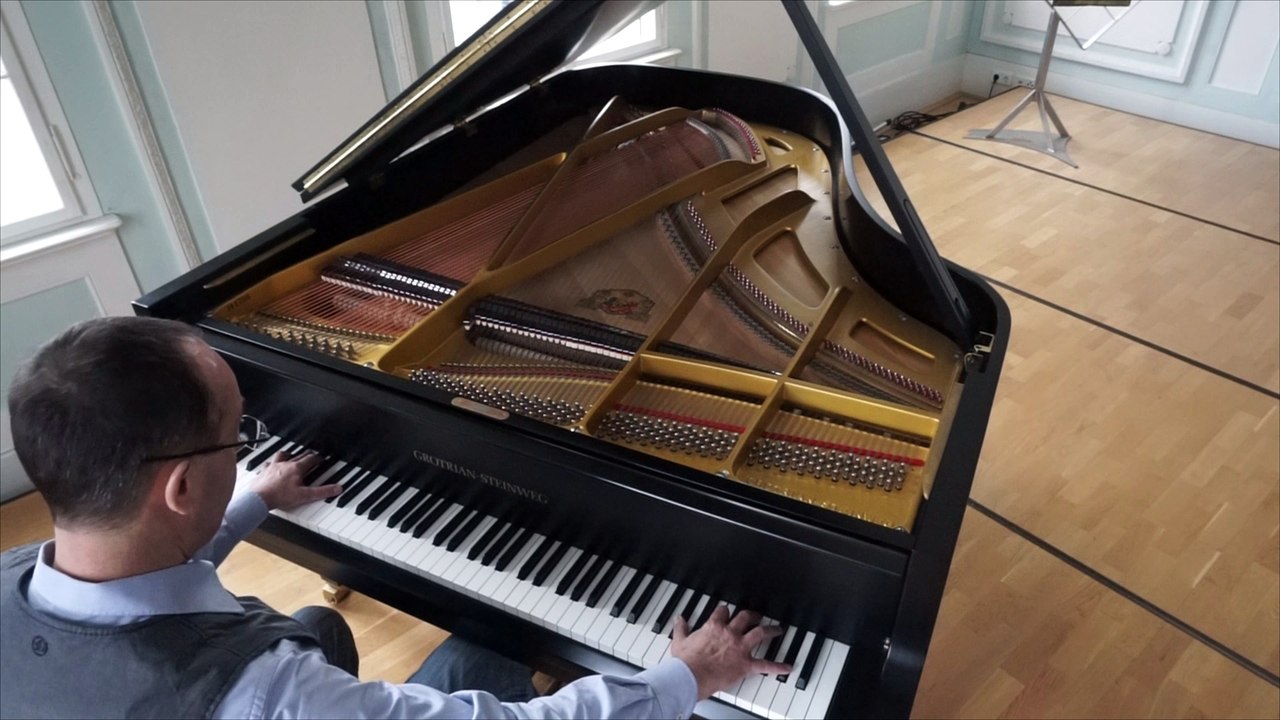Klavierstimmer spielt leicht verstimmten Grotrian-Flügel im Neuen Schloss von Bad Lobenstein