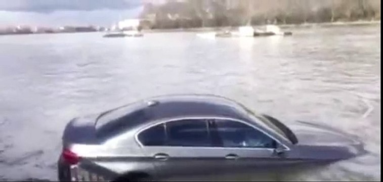 BMW filmed sinking into the River Thames