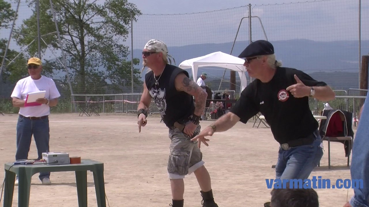 Les lanceurs de couteaux et haches réunis à Tanneron