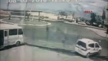 Turgutlu Yolcu Minibüsü ile Otomobil Çarpıştı 4 Yaralı