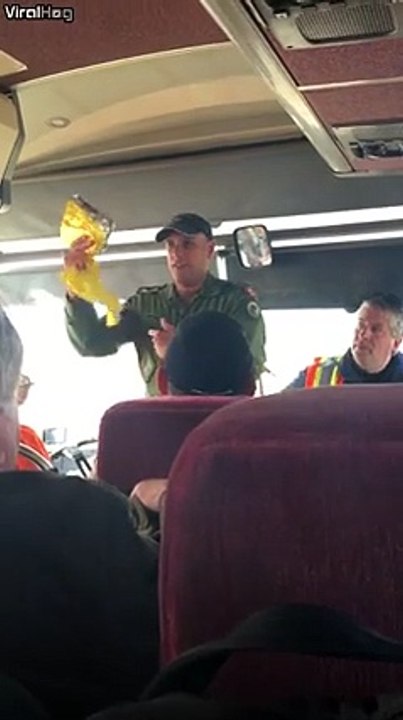 Très bonne ambiance lors des consignes de sécurités pour l'évacuation de Fort McMurray pendant l'incendie