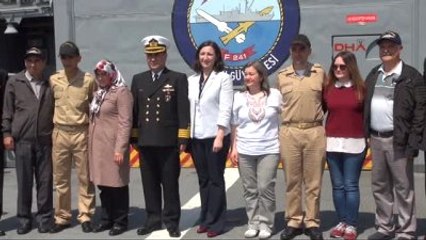 Kocaeli Donanma Komutanlığı'nda Nöbet Tutan Askerlere Anneler Günü Sürprizi