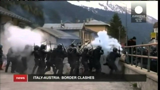 PROTESTA NE KUFIRIN E ITALISE ME AUSTRINE, DHJETRA EMIGRANTE PERLESHEN ME POLICINE LAJM