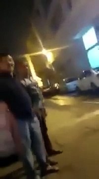 Pakistanis Making Fun of Indians - Mauka Mauka On Streets Of UAE Hillarious