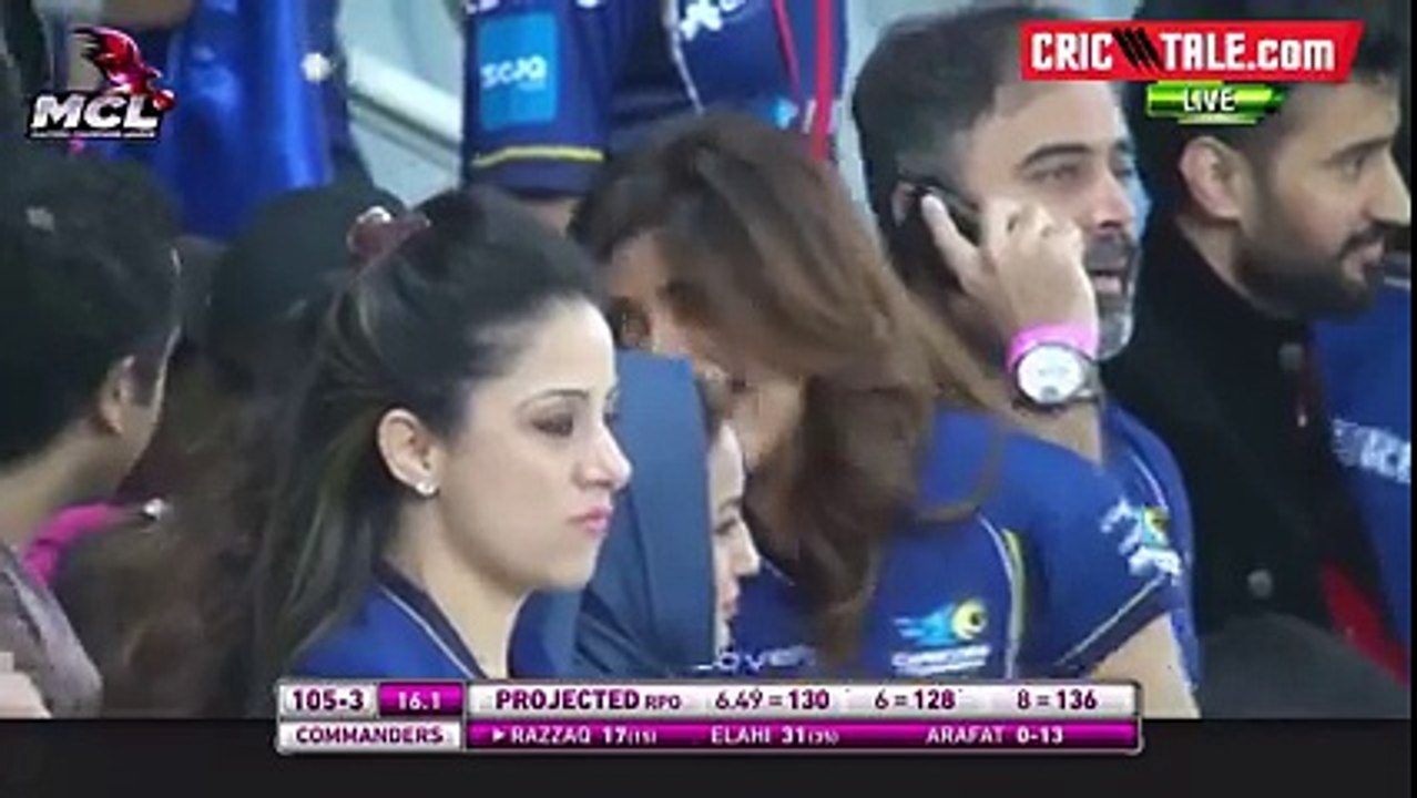 What a entry of Abdul Razzaq in a match.