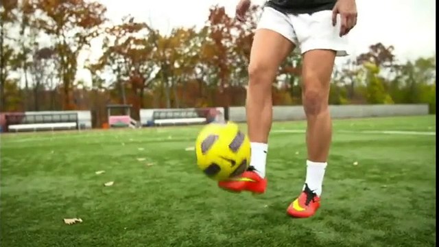 Basic Tutorial of How To Juggle a Soccer Ball - Soccer Juggling Tips
