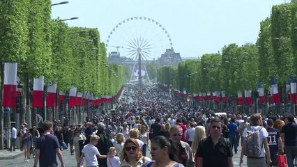 Скачать видео: Parisiens et touristes aux anges avec l'opération Champs-Élysées piétons