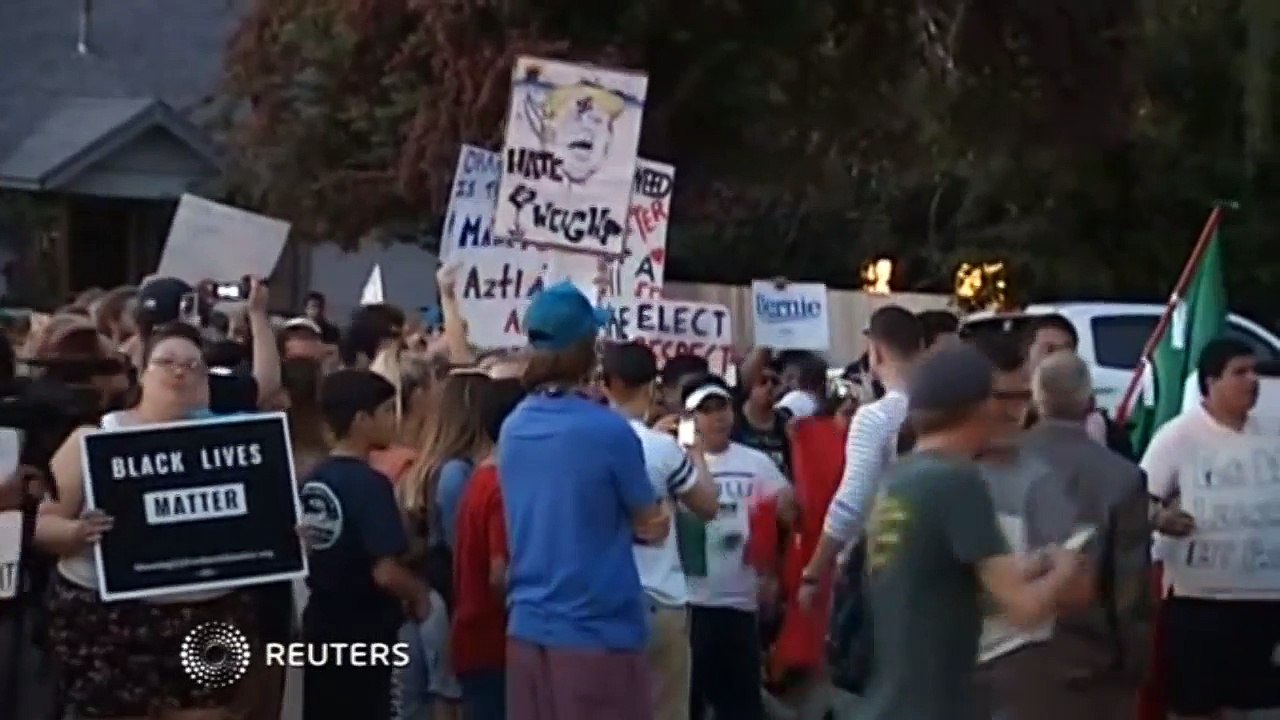 Protesters gather at Oregon Trump event