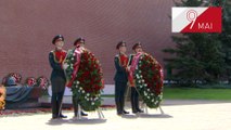 Une délégation du ministère russe de la Défense dépose des fleurs sur la tombe du soldat inconnu