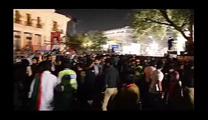 Pmln k gunda gardi pti k jalsy m police waly in gundo ko bgha diya