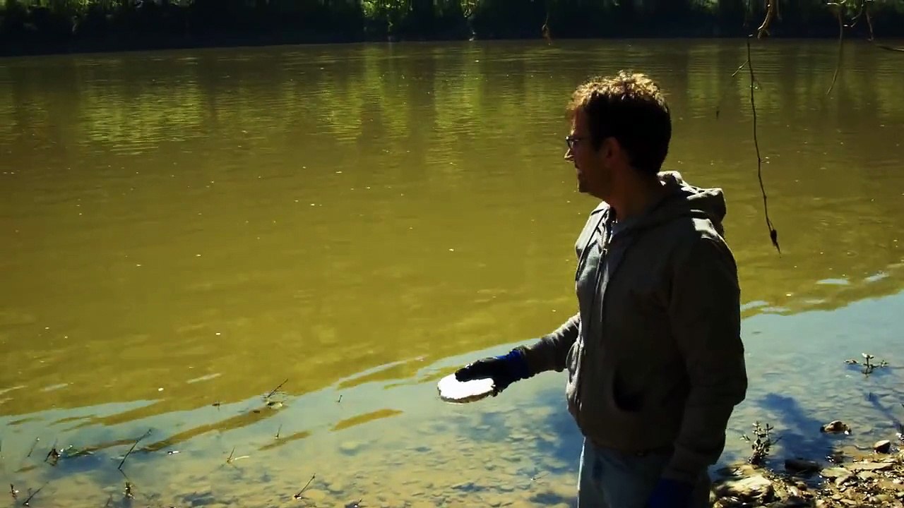 Il jette un bloc de sodium dans un lac la réaction est surprenante!