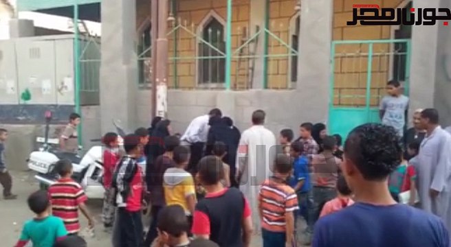 حالات اغماء لحظة وصول جثمان الشهيد علاء أبو ضيف لمسقط رأسه ببني سويف