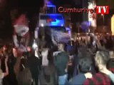 Beşiktaşlılar Galatasaray galibiyetini şampiyonluk gibi kutladı