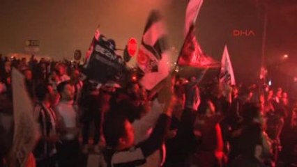 Beşiktaşlı Taraftarlar Ümraniye'de Meşalelerle Kutlama Yapıyor