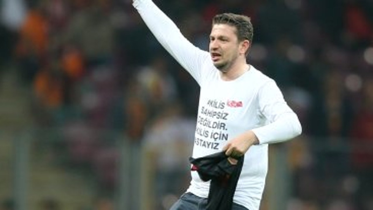 Sahaya Atlayan Taraftarın Önündeki Yazı: Kilis Sahipsiz Değildir