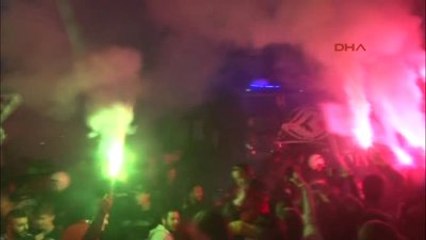 Beşiktaşlı Taraftarlar Ümraniye'de Meşalelerle Kutlama Yapıyor
