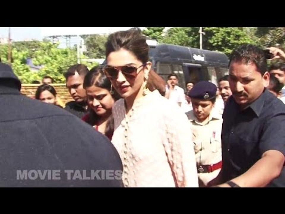 Deepika Padukone Visits Siddhivinayak Temple For The Success Of Bajirao Mastani