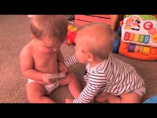 Descargar video: Babies Hold Hands and Snuggle