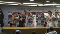 Dorival leva banho dos jogadores do Santos e elogia Audax