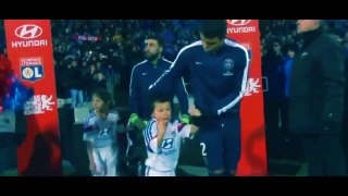 THIAGO SILVA GIVES HIS JACKET TO A COLD CHILD (LYON VS PSG) [HD]