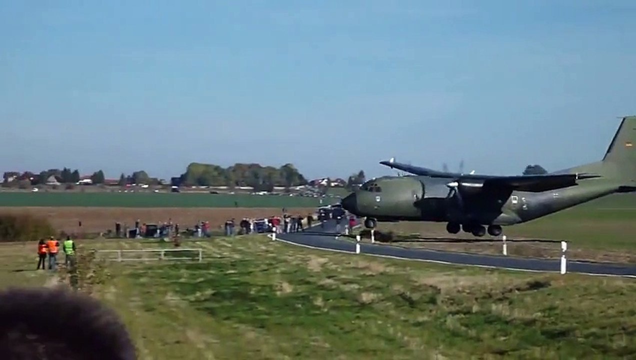 Un avion militaire touche le sol avant la piste !