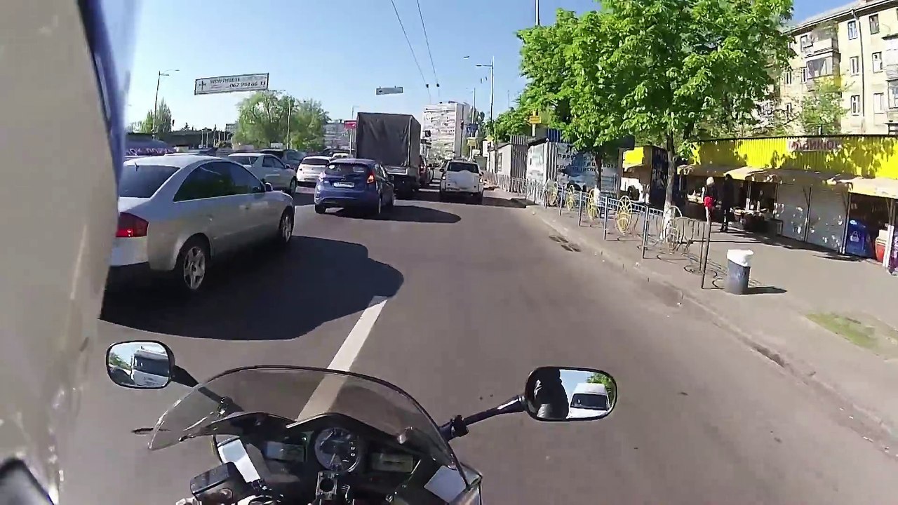 Un motard court après un voleur de sac à main sur l'autoroute