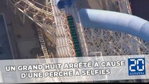 Un grand huit arrêté à cause d'une perche à selfies